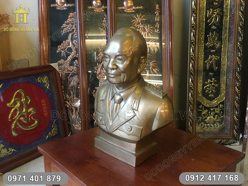 Tượng V&otilde; Nguy&ecirc;n Gi&aacute;p bằng đồng đỏ