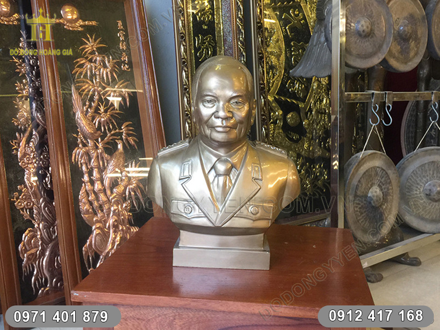 tượng đồng V&otilde; Nguy&ecirc;n Gi&aacute;p